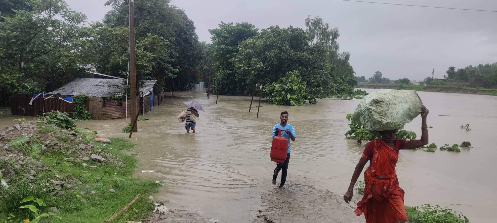 विराटनगर महानगरपालिका-१ गंगाचोकमा रहेको सुकुम्बासी बस्तीमा पानी परेपछि सुरक्षित स्थानतर्फ जाँदै। तस्बिरः राजु अधिकारी/सेतोपाटी